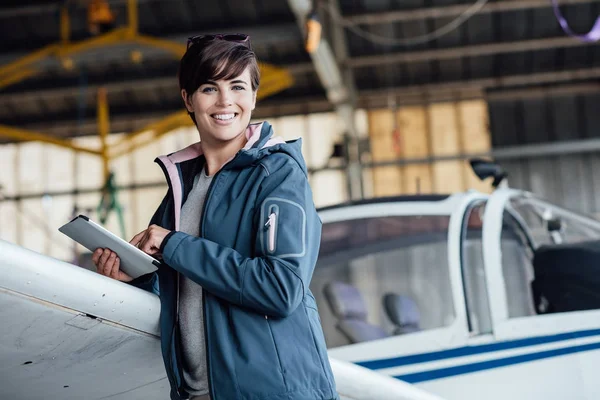 Dijital tablet ile kadın pilotu — Stok fotoğraf