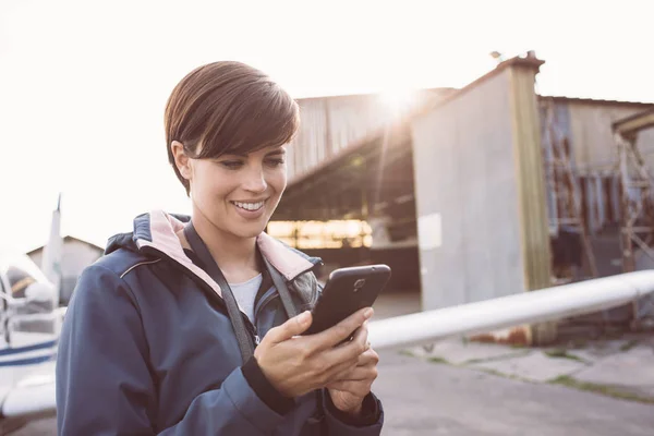 Lächelnde Frau mit Smartphone — Stockfoto