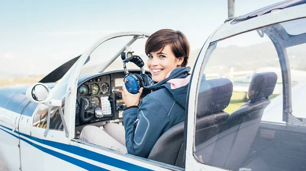 Vrouwelijke piloot in de cockpit van het vliegtuig — Stockfoto