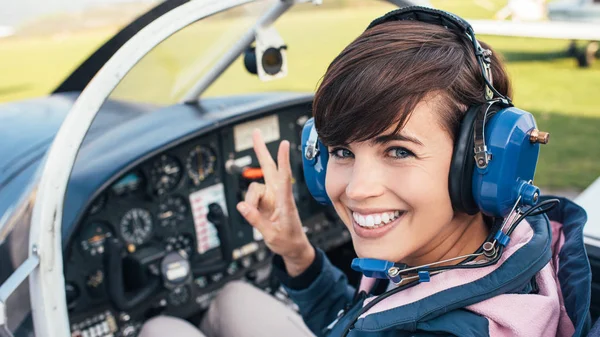 Vrouwelijke piloot in de cockpit van het vliegtuig — Stockfoto