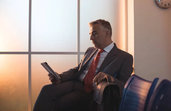 Homme d'affaires se connectant avec tablette — Photo