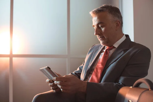 Hombre de negocios que conecta con una tableta — Foto de Stock