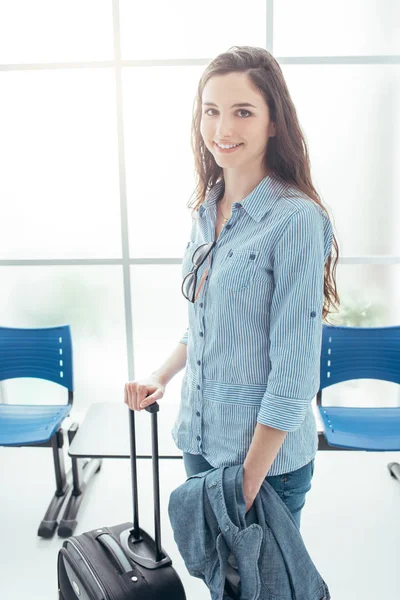 Young woman holding trolley case — Stock Photo, Image