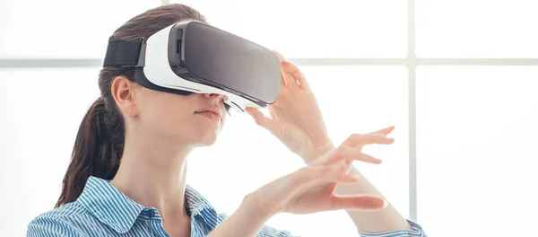 Woman wearing VR headset — Stock Photo, Image