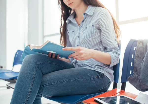 Jeune étudiant de collège étudiant — Photo