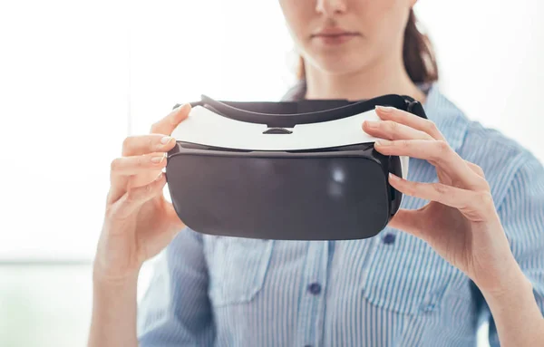 Жінка тримає гарнітуру VR — стокове фото
