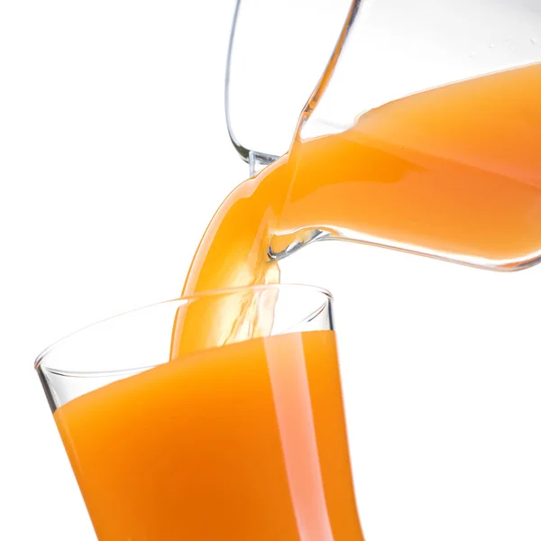 Χύοντας χυμό πορτοκαλιού σε ποτήρι — Φωτογραφία Αρχείου