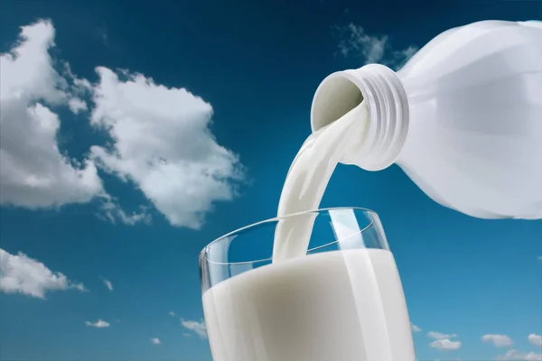 Frische Milch ins Glas gießen — Stockfoto