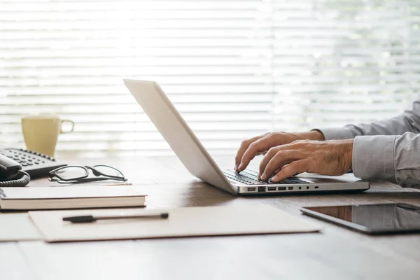 Homme d'affaires d'entreprise travaillant avec un ordinateur portable — Photo