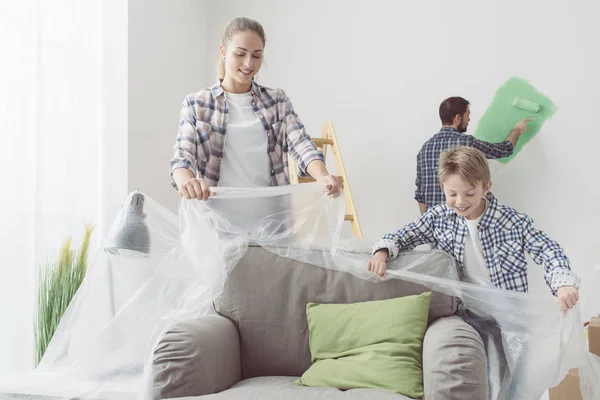 Happy young family renovating home — Stock Image Happy young family renovating home Stock Picture