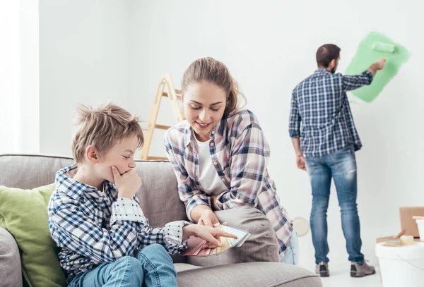 Young family renovating and decorating home — Stock Image Young family renovating and decorating home Stock Picture