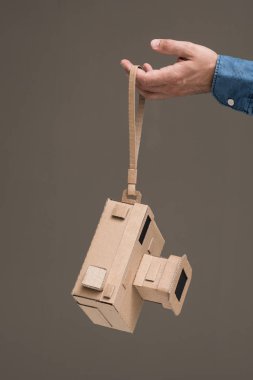 El yapımı karton kamera tutarak fotoğrafçı