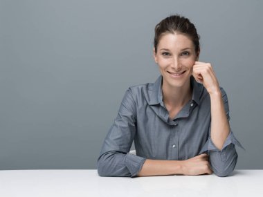 iş kadını masada oturan