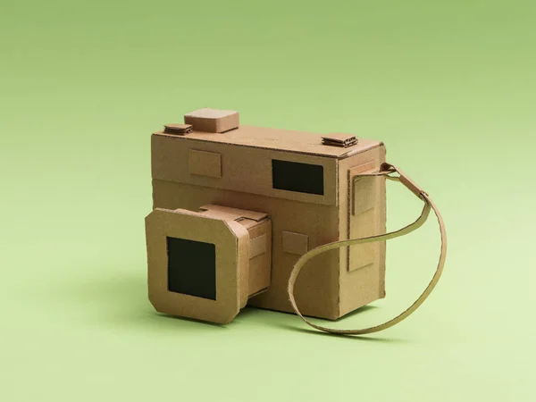 Câmera de papelão criativo — Fotografia de Stock