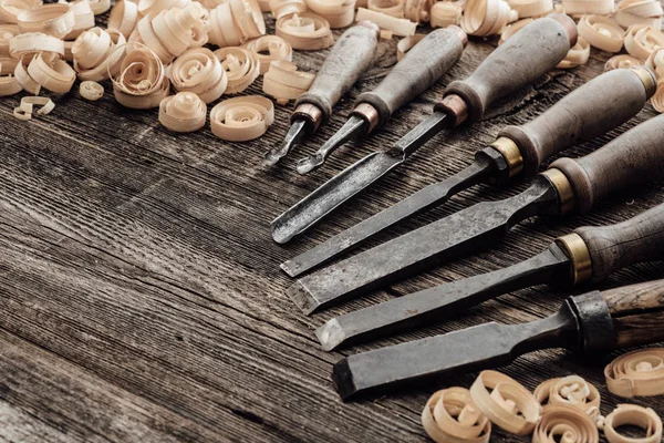 Herramientas antiguas para tallar y trabajar la madera — Foto de Stock