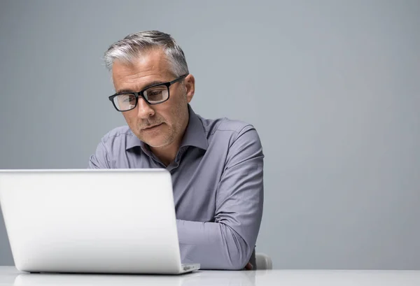 Empresario usando un portátil —  Fotos de Stock