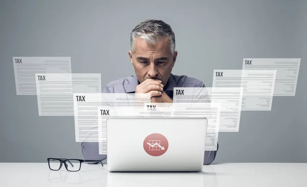 Empresario comprobar formularios de impuestos en línea — Foto de Stock