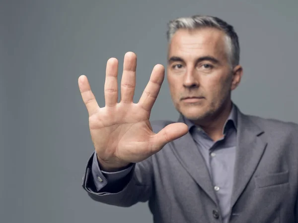 Biznesmen robi stop gest — Zdjęcie stockowe
