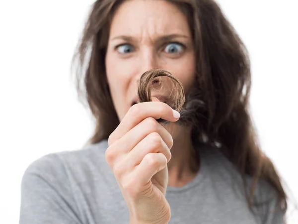 Vrouw controleren gespleten haarpunten — Stockfoto