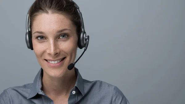 Souriant belle femme avec casque — Photo