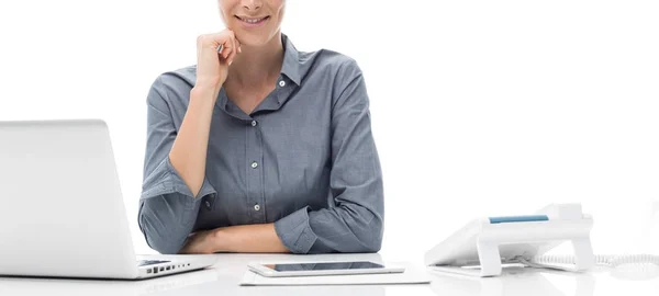 Jeune femme d'affaires travaillant avec ordinateur portable — Photo
