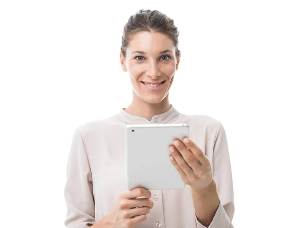 Dijital tablet ile çekici bir kadın — Stok fotoğraf