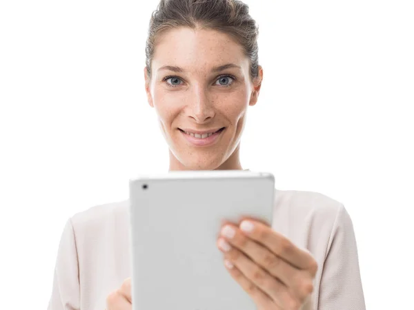 Aantrekkelijke vrouw met digitale tablet — Stockfoto
