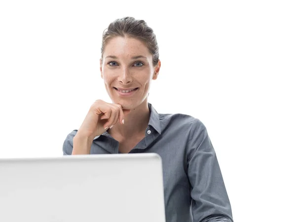 Effiziente Frau arbeitet mit Laptop — Stockfoto