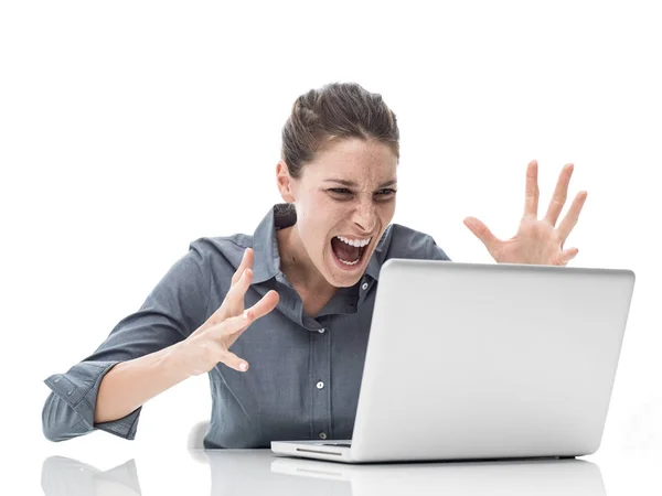 Офисный работник кричит на ноутбук — стоковое фото