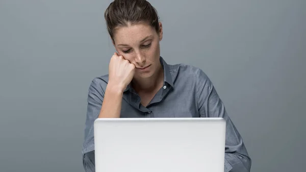 Tired young woman at office desk — Stock Photo, Image