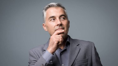 Akıllı olgun işadamı düşünme 