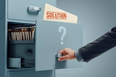 İşadamı bir iş çözüm dosyasını bulma