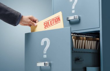 İşadamı iş çözüm dosyasını bulma 