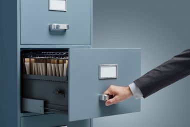 Büro memuru dosyaları arama
