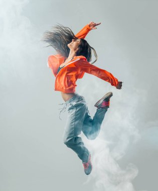 Dinamik modern tarz sanatçı