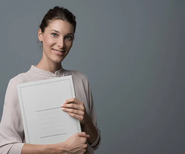 Businesswoman holding paperwork — Stock Photo, Image