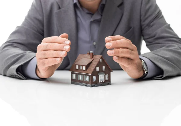 Zakenman bescherming model huis — Stockfoto
