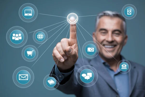 Hombre de negocios sonriente usando interfaz virtual — Foto de Stock