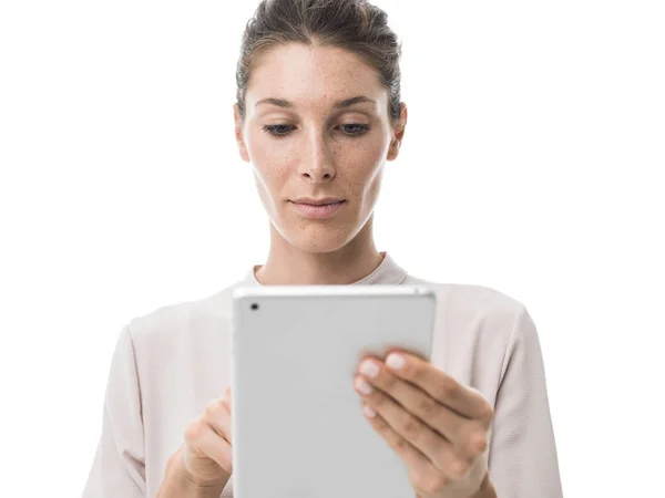 Giovane donna con tablet digitale — Foto Stock