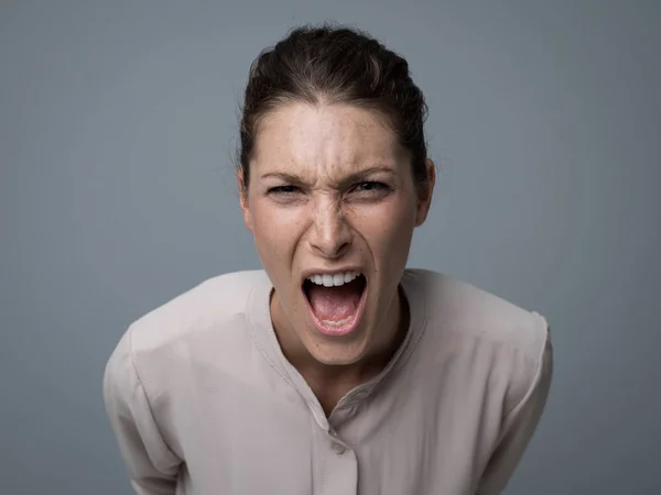 Mujer enojada agresiva gritando — Foto de Stock