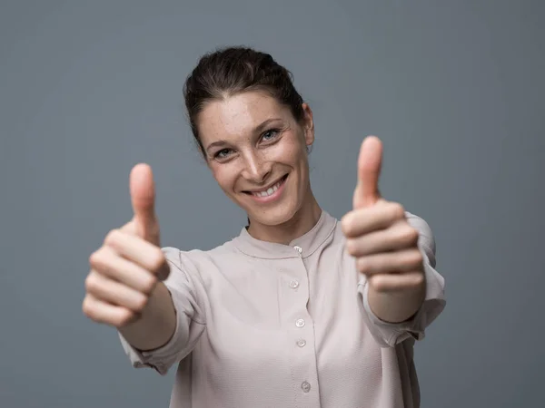 Young woman giving thumbs up — Stock Photo, Image