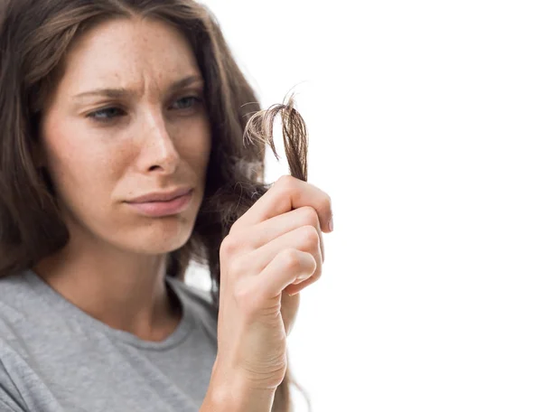 Dühös nő töredezett hajvégek ellenőrzése — Stock Fotó