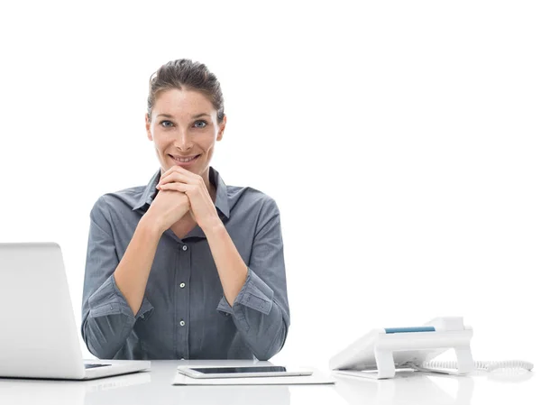 Young businesswoman working at office desk — Stock Photo, Image