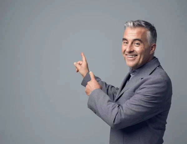 Confiado sonriente hombre de negocios señalando — Foto de Stock