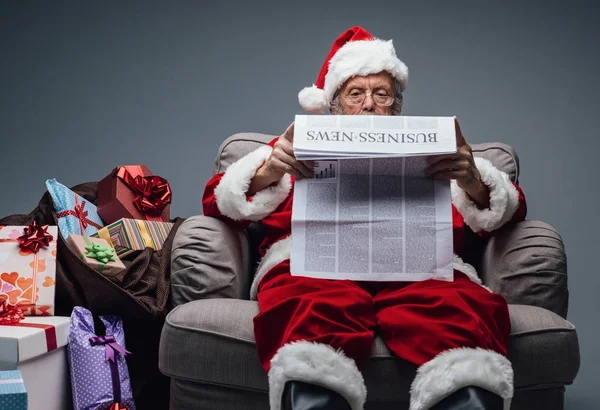 Papai Noel ler notícias de negócios — Fotografia de Stock