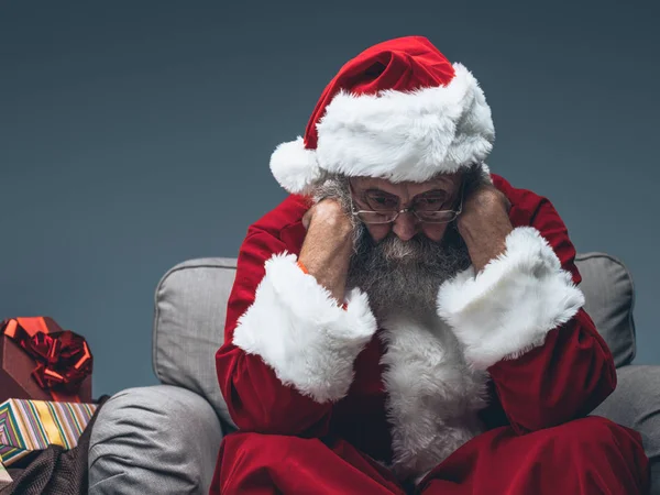 Santa Claus nervioso en la víspera de Navidad —  Fotos de Stock