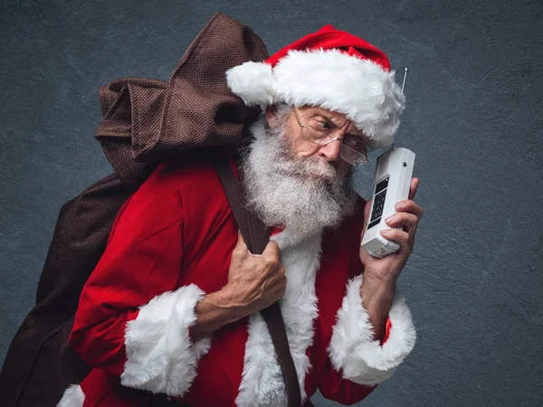 圣诞老人背着沉重的麻袋 — 图库照片