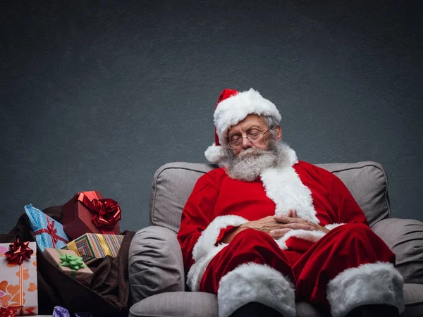 Babbo Natale assonnato che fa un pisolino — Foto Stock