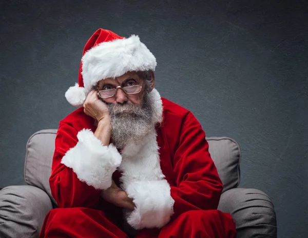 Weihnachtsmann stützt sich auf Hand — Stockfoto