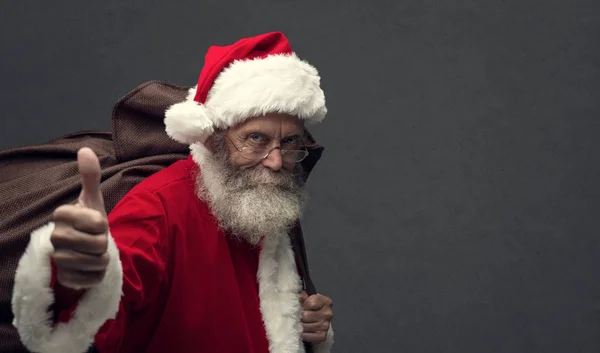Santa claus geven duimen omhoog — Stockfoto
